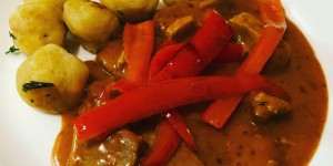 Beitragsbild des Blogbeitrags Ein Klassiker – das Kalbsrahmgulasch 