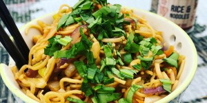 Beitragsbild des Blogbeitrags Gebratene Asianudeln mit Gemüse