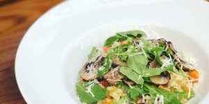 Beitragsbild des Blogbeitrags Kürbisrisotto mit Rucola und Champignons 