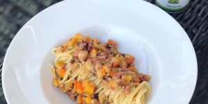 Beitragsbild des Blogbeitrags Würzige Kürbis-Speckpasta