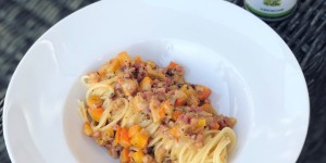 Beitragsbild des Blogbeitrags Würzige Kürbis-Speckpasta 