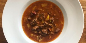 Beitragsbild des Blogbeitrags Deftige Gulaschsuppe 