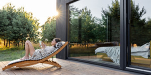 Beitragsbild des Blogbeitrags Platzsparende Fenster und Türen für das Tiny House