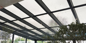 Beitragsbild des Blogbeitrags Terrassenüberdachung mit semitransparenten Solarmodulen