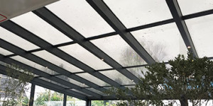Beitragsbild des Blogbeitrags Terrassenüberdachung mit semitransparenten Solarmodulen 