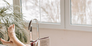 Beitragsbild des Blogbeitrags Badezimmerfenster – Kosten, Ideen & häufige Fragen beantwortet