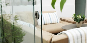 Beitragsbild des Blogbeitrags Glasschiebetüren optimaler Windschutz für Terrassen