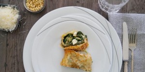 Beitragsbild des Blogbeitrags Selbstgebastelter Osterkranz zur Deko und leckerer Spinatstrudel mit Schafskäse und Pinienkernen – So geht’s!