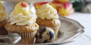 Beitragsbild des Blogbeitrags Diesen Snack brauchst du für die Oster-Tafel: Mini-Karottenmuffins mit Lemon-Curd-Topping 