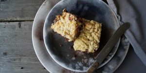 Beitragsbild des Blogbeitrags Schoko-Nuss-Rhabarberkuchen mit Streuseln 