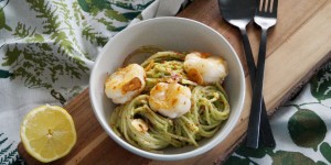 Beitragsbild des Blogbeitrags Dinkelpasta mit Avocado und Garnelen