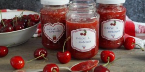 Beitragsbild des Blogbeitrags Kirsch-Rhabarber Marmelade – so fruchtig und so gut!