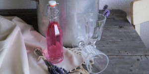 Beitragsbild des Blogbeitrags Lavendelsirup und Lavendelspritzer – mein Sommerdrink 2018 