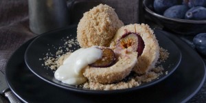 Beitragsbild des Blogbeitrags Zwetschgenknödel mit Zimtbröseln und warmer Vanillecreme