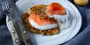 Beitragsbild des Blogbeitrags Soulfood-Klassiker: Kartoffelrösti mit Sauerrahm und Lachs 