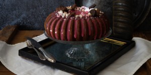 Beitragsbild des Blogbeitrags Rotweinkuchen mit Mirror Glaze -Wie gut ist gekaufte Mirror Glaze Glasur?