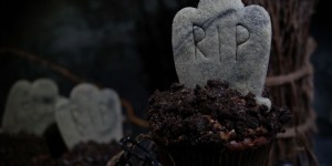 Beitragsbild des Blogbeitrags Halloween Spezial: Gruselige Friedhof Schoko-Cupcakes 