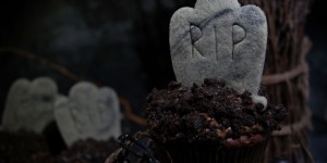 Beitragsbild des Blogbeitrags Halloween Spezial: Gruselige Friedhof Schoko-Cupcakes