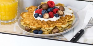 Beitragsbild des Blogbeitrags Voller Energie ins neue Jahr: Dinkel-Buttermilch Waffeln mit Joghurt und frischen Beeren 