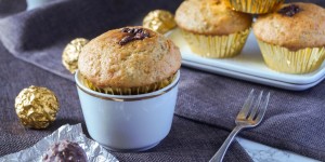 Beitragsbild des Blogbeitrags Was tun mit übrigen Pralinen und Schokolade? Bananen-Nuss Muffins mit Pralinenkern