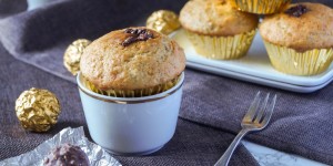 Beitragsbild des Blogbeitrags Was tun mit übrigen Pralinen und Schokolade? Bananen-Nuss Muffins mit Pralinenkern 