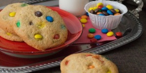 Beitragsbild des Blogbeitrags M&M’s Cookies – bunte Schokolinsen Cookies, die Spaß machen 