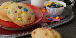 Beitragsbild des Blogbeitrags M&M’s Cookies – bunte Schokolinsen Cookies, die Spaß machen