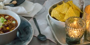 Beitragsbild des Blogbeitrags Valentinstags-Spezial: Valentinsmenü (Chili con Carne, Nougat-Schichtdessert mit belgischen Pralinen) und Inspiration für Tischdeko 