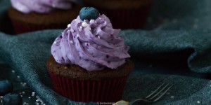Beitragsbild des Blogbeitrags Schoko-Blaubeer Cupcakes oder Schoko küsst Blaubeere 