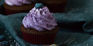 Beitragsbild des Blogbeitrags Schoko-Blaubeer Cupcakes oder Schoko küsst Blaubeere