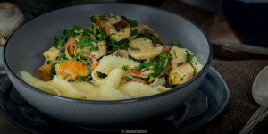 Beitragsbild des Blogbeitrags Pasta-Hähnchenpfanne mit Spinat und Speck – Pasta mal anders