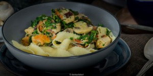 Beitragsbild des Blogbeitrags Pasta-Hähnchenpfanne mit Spinat und Speck – Pasta mal anders 