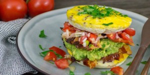 Beitragsbild des Blogbeitrags Low Carb Frühstückssandwich mit Speck, Ei, Avocado und Tomatensalsa 