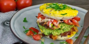 Beitragsbild des Blogbeitrags Low Carb Frühstückssandwich mit Speck, Ei, Avocado und Tomatensalsa
