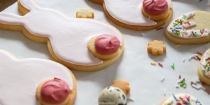 Beitragsbild des Blogbeitrags Bunte Hasenkekse und Eierkekse zu Ostern – Mürbeteigkekse mit Royal Icing 