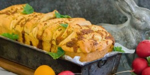 Beitragsbild des Blogbeitrags Dinkel-Zupfbrot mit Pesto und Mozzarella – von Inspiration und Selbstzweifel