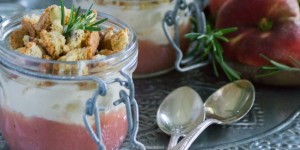 Beitragsbild des Blogbeitrags Sommer-Schichtdessert mit Weinbergpfirsich, Rosmarin und Cantuccini 