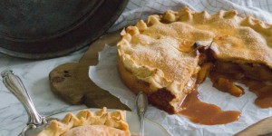 Beitragsbild des Blogbeitrags Amerikanischer Pfirsich Pie – So gelingt der perfekte Pie! 