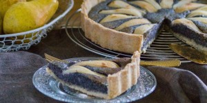 Beitragsbild des Blogbeitrags Saftige Mohn Tarte mit Birnen – Die musst du probiert haben!