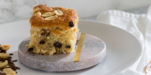 Beitragsbild des Blogbeitrags Wärme von Innen: Bananen-Schoko Blondies mit Erdnüssen