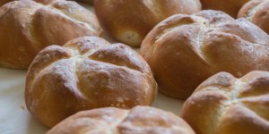Beitragsbild des Blogbeitrags In fremden Backöfen: Selbstgemachte Semmeln