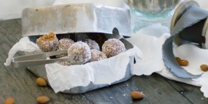 Beitragsbild des Blogbeitrags Weihnachtsbäckerei 2019: Dattel-Nuss-Konfekt – Naschen ohne schlechtes Gewissen