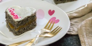 Beitragsbild des Blogbeitrags Mohn-Biskuit Herzen mit Marillenmarmelade zum Valentinstag 