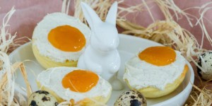 Beitragsbild des Blogbeitrags Süße Cheesecake-Eier mit Frischkäse und Marillenmarmelade