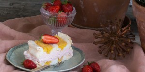 Beitragsbild des Blogbeitrags Erdbeer-Kardinalschnitte – Die Sommerversion des Tortenklassikers