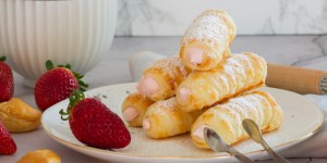 Beitragsbild des Blogbeitrags Mini Erdbeer-Schaumrollen aka. fruchtige Sahnerollen
