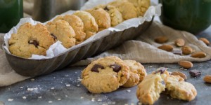 Beitragsbild des Blogbeitrags Hafercookies mit Schoko und Mandeln