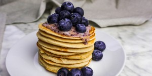 Beitragsbild des Blogbeitrags VEGANE PANCAKES MIT BLAUBEERSAUCE