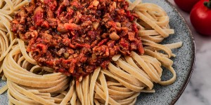 Beitragsbild des Blogbeitrags VEGANE BOLOGNESE 