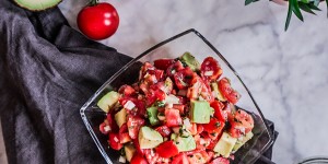 Beitragsbild des Blogbeitrags TOMATEN AVOCADO SALAT (IN 10 MINUTEN) 